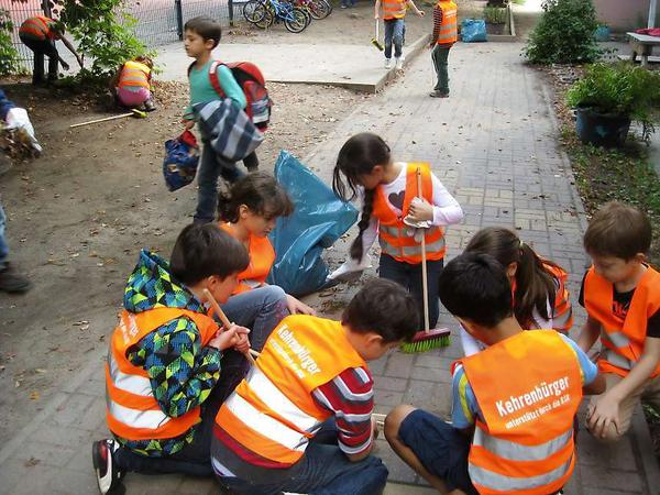 Schülerinnen und Schüler der Klasse 6c der Sachsenwald-Grundschule verschönert die Beete vor ihrer Schule.