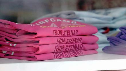 Auch in rosa erhältlich: T-Shirts der bei Rechtsextremisten beliebten Modemarke Thor Steinar - hier im Schaufenster eines Tonsberg Stores.