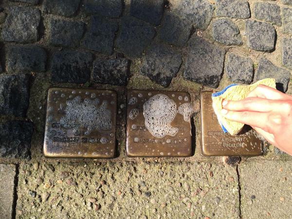 In Friedrichshain-Kreuzberg werden Stolpersteine geputzt.