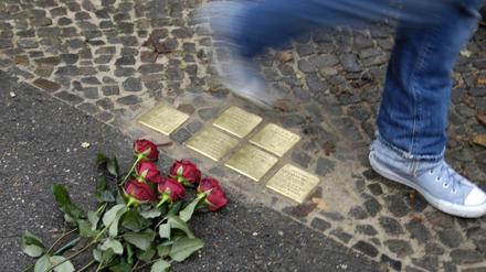 Nach dem Diebstahl mehrerer Stolpersteine in Berlin-Neukölln ermittelt der Staatsschutz.