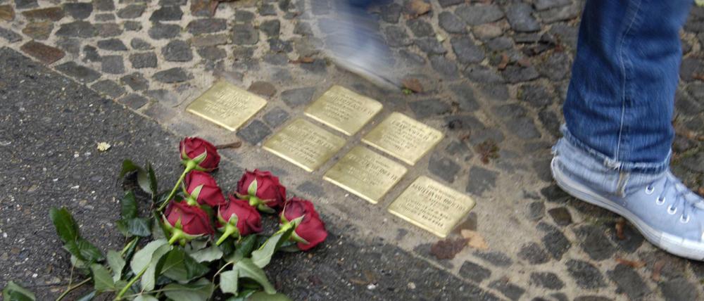 Nach dem Diebstahl mehrerer Stolpersteine in Berlin-Neukölln ermittelt der Staatsschutz.