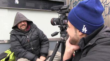 Student Omid Mirnour interviewt den Obdachlosen Andreas am Bahnhof Zoo. 