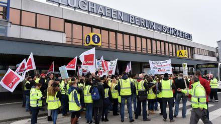 Wird man - zumindest in den nächsten Tagen nicht mehr sehen: streikendes Bodenpersonal am Flughafen Schönefeld.