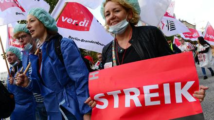Streikende Pflegerinnen und Pfleger protestieren am 18.09.2017 in Berlin vor der Charité. Die Gewerkschaft Verdi ruft die Pfleger an der Charité zu einem mehrtägigen Streik auf. Die Gewerkschaft fordert Verbesserungen im Tarifvertrag für mehr Pflegepersonal.