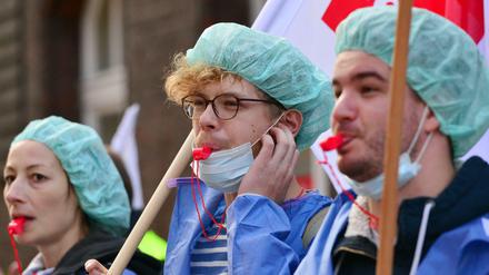 Streikende Pflegekräfte am Montag vor der Charité - wieder mal.