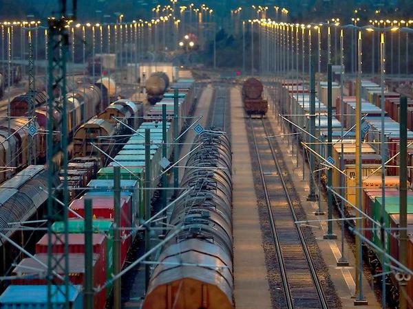 Güterzüge stehen auf dem Rangierbahnhof in Maschen in Seevetal.