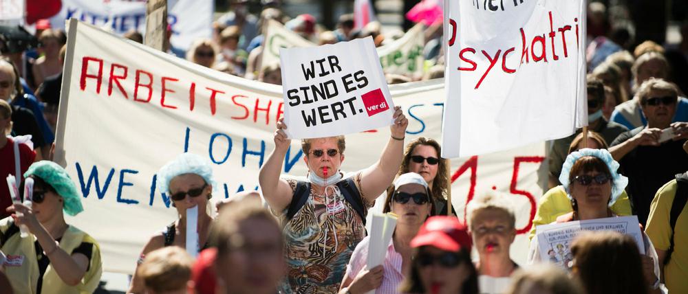 "Wir sind es wert". Streikendendes Pflegepersonal der Charite auf einer Demonstration in Berlin.