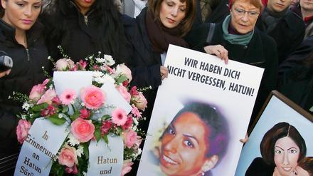 Hatun Sürücü wurde 2005 von ihren Brüdern mit Schüssen in den Kopf getötet. Mit der Benennung der Brücke am Tempelhofer Feld wird sie nun geehrt.