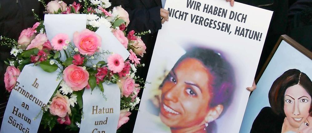 Hatun Sürücü wurde 2005 von ihren Brüdern mit Schüssen in den Kopf getötet. Mit der Benennung der Brücke am Tempelhofer Feld wird sie nun geehrt.
