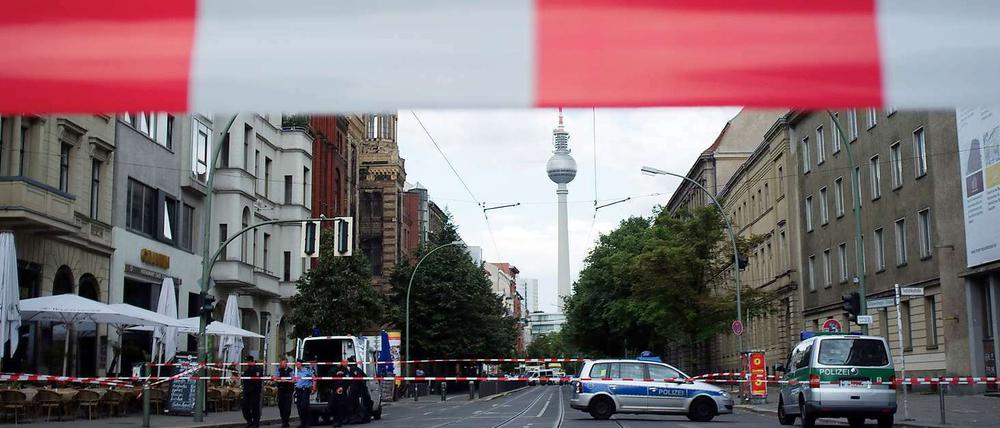 Die Oranienburger Strasse ist am Montag vor der Neuen Synagoge von der Polizei abgesperrt. Wegen einer Messsonde in einem Gully wurde ein Polizeieinsatz ausgelöst.
