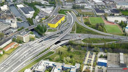 Berlin, deine Autobahn. Im Februar 2014 ging es hier am Dreieck Neukölln so richtig los. Bis dahin endete die Autobahn neben dem gelben Möbelmarkt - in Zukunft soll sie durch den Tunnel gen Treptower Park führen.