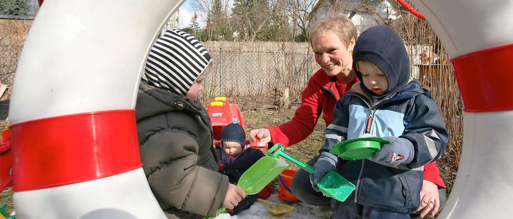 Eine Tagesmutter in Berlin. Neue Auflagen erschweren die Arbeit der Kinderbetreuerinnen.