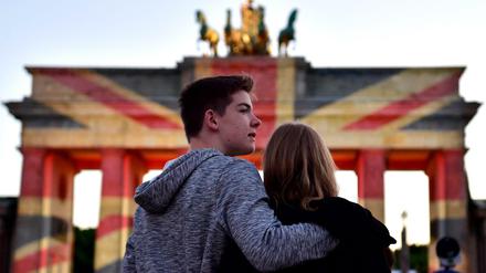 Das Brandenburger Tor erstrahlt in den britischen Nationalfarben.