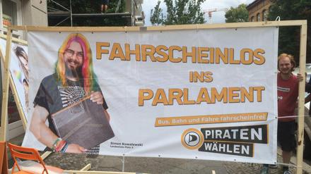 Die Piraten stellen ihre Wahlplakate vor.