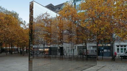 Spiegelwand auf dem Hans-Ehlers-Platz.