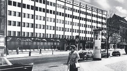 1962. Der Tagesspiegel bekommt ein neues Verlagshaus in der Potsdamer Straße. Der Neubau wird 1961 geplant, um dem Verlag Mieteinnahmen zu verschaffen. Pfusch am Bau verzögert aber die Fertigstellung. Erst 1966 zieht der Vertrieb in den ersten Stock ein. „Deutlicher als mancher Kommentar bringt dieser gewaltige Neubau unweit der Mauer das Vertrauen des Tagesspiegels in die Zukunft Berlins zum Ausdruck“, heißt es am 7. Januar 1962. 