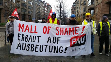 Bauarbeiter demonstrierten im November 2014 gegen Lohndumping beim Bau der Mall of Berlin.
