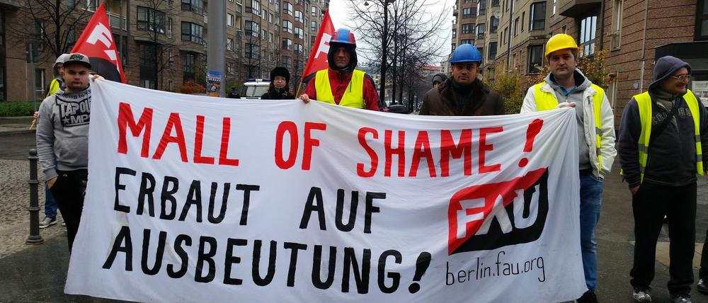Bauarbeiter demonstrierten im November 2014 gegen Lohndumping beim Bau der Mall of Berlin.