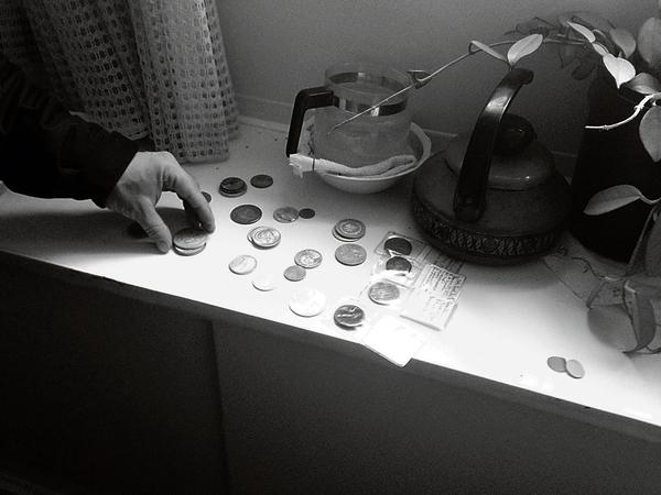 Bleibende Werte. Silbermünzen aus dem Nachlass von Ludger Brommer werden in Augenschein genommen.