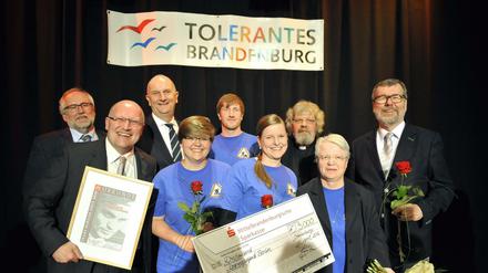 Ministerpräsident Dietmar Woidke (3. v. l.) ehrte die Kolpingjugend Berlin mit dem Toleranzpreis - die erhielt 3000 Euro.