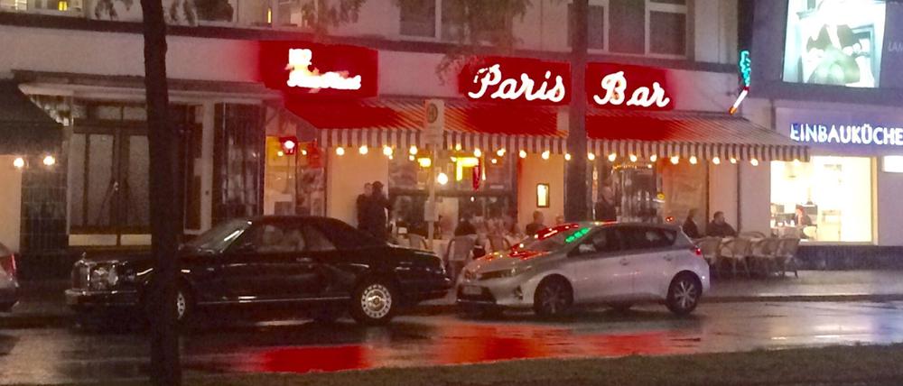 Die Bushaltestelle direkt vor der Paris Bar ist regelmäßig zugeparkt.