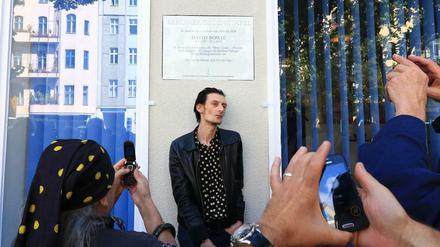 Der Musiker Steve Morell posiert vor der Gedenktafel für David Bowie in der Hauptstraße 155. 