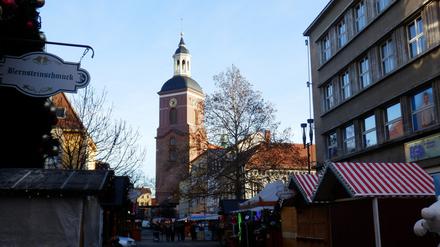Die Spandauer Nikolai-Kirche und der Weihnachtsmarkt warten auf Besucher.