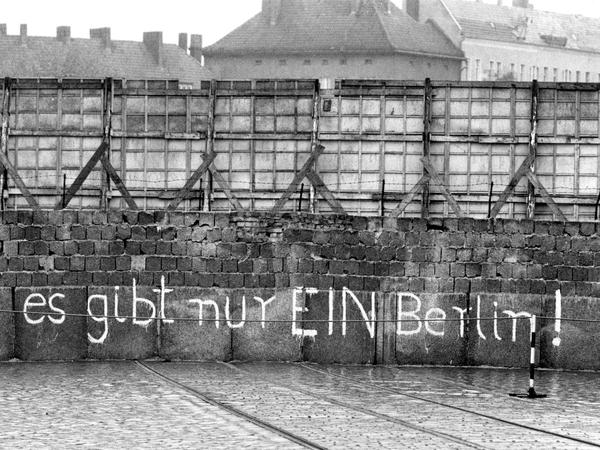 Wunsch und Wirklichkeit: Eine Inschrift auf der Westseite der frisch gebauten Mauer.