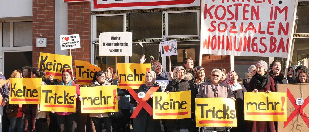 Die Mieter der Koloniestraße protestierten am Dienstag gegen ihre drastischen Mieterhöhungen.