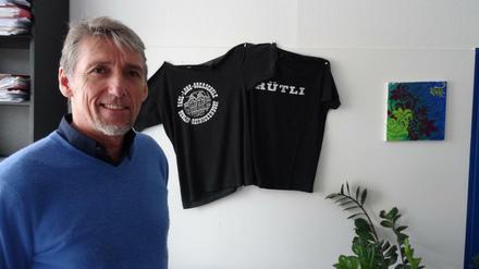 Die T-Shirts in Helmut Hochschilds Reinickendorfer Büro stammen aus seiner Zeit an der Paul-Löbe- und an der Rütli-Schule. Heute bildet der 59-Jährige Lehrer aus.
