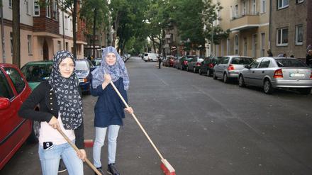 "Im Islam sind Sauberkeit und Hygiene sehr wichtig". Zwei Mädchen fegen die Straße vor ihrer Moschee in der Finowstraße in Neukölln.