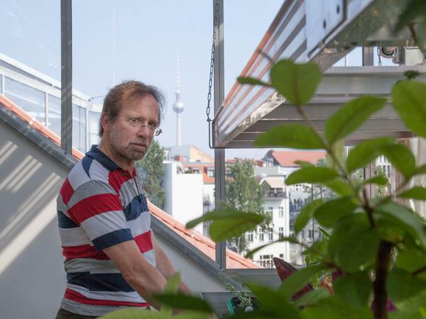 Professor Grimm züchtet genmanipulierte Pflanzen im Dachgewächshaus.