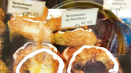 Süßes Geheimnis. Dieses Foto aus einer Bäckerei auf Bornholm schickte uns Tagesspiegel-Leser Oliver von Dobrowolski. Wir fragten prompt in unserem Spandau-Newsletter nach dem Ursprung – und bekamen unglaublich viel Post, Mails, Fotos (sogar von Dänen)… 