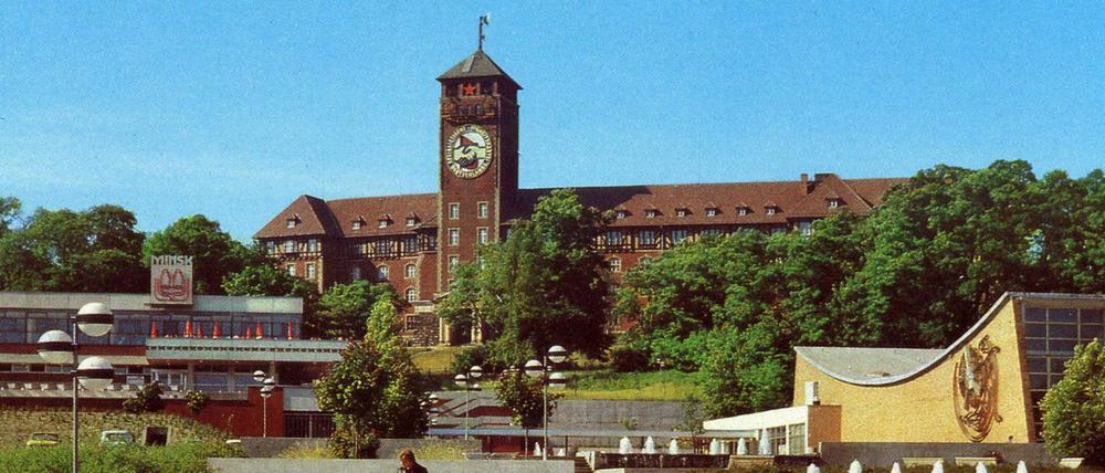 Terrassenlandschaft am Brauhausberg. Von der früheren Anlage mit Springbrunnen und Treppen ist nichts mehr erhalten. Grünflächen ziehen sich inzwischen am Hang bis zur Schwimmhalle hinauf. Das Bild stammt von einer Postkarte Mitte der 1980er Jahre.