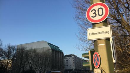 Tempo-30-Schilder wie in der Leipziger Straße gibt es nun auch auf der Potsdamer Straße. Ab Montag gilt dort das Tempolimit.