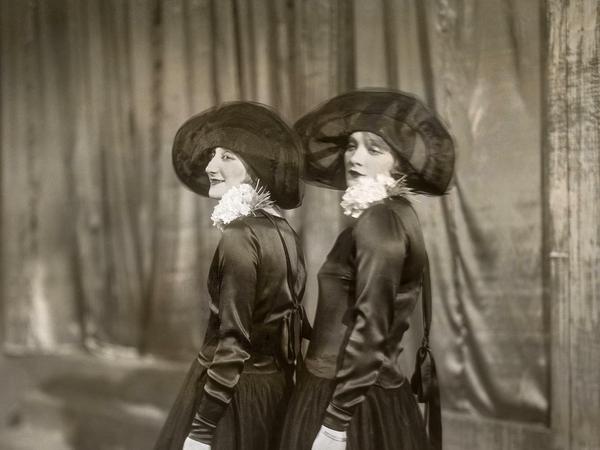 Margo Lion und Marlene Dietrich in der Revue „Es liegt in der Luft“ von Marcellus Schiffer und Mischa Spoliansky, welche 1928 Premiere feierte.