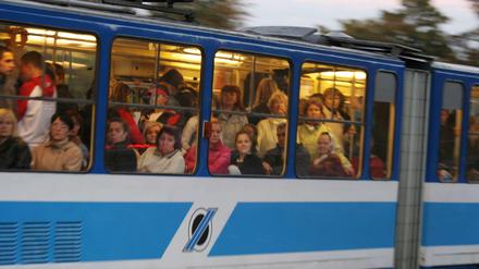 In der estnischen Hauptstadt Tallinn sind die innerstädtischen Straßenbahnen, Busse und Züge neuerdings gratis – für Einheimische. Touristen brauchen ein Ticket für 1,60 Euro.