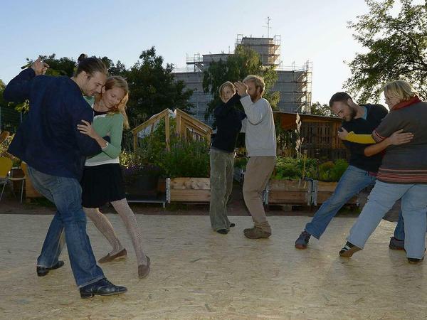 Ausfallschritt im Grünen: Tanzpaare bei einer Tango-Veranstaltung im "Himmelbeet"