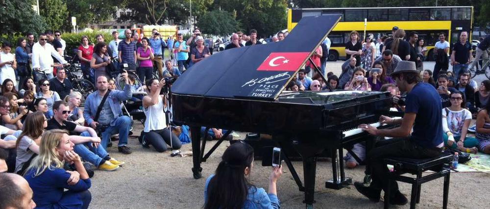 Mitten auf dem Oranienplatz in Berlin spielt Davide Martello am Dienstagabend auf seinem Klavier. Er spielt "für Freiheit und Demokratie in der Türkei".