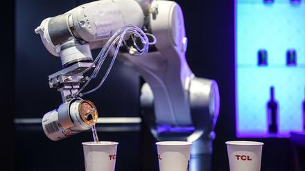 Ein Roboter gießt auf der Technik-Messe IFA, der weltweit größten Fachmesse für Unterhaltungs- und Gebrauchselektronik Getränke ein. Die IFA findet vom 06.-11.09.2019 auf dem Berliner Messegelände statt. Fachbesucher aus mehr als 100 Ländern besuchen die Präsentationen der neuesten Produkte und Innovationen