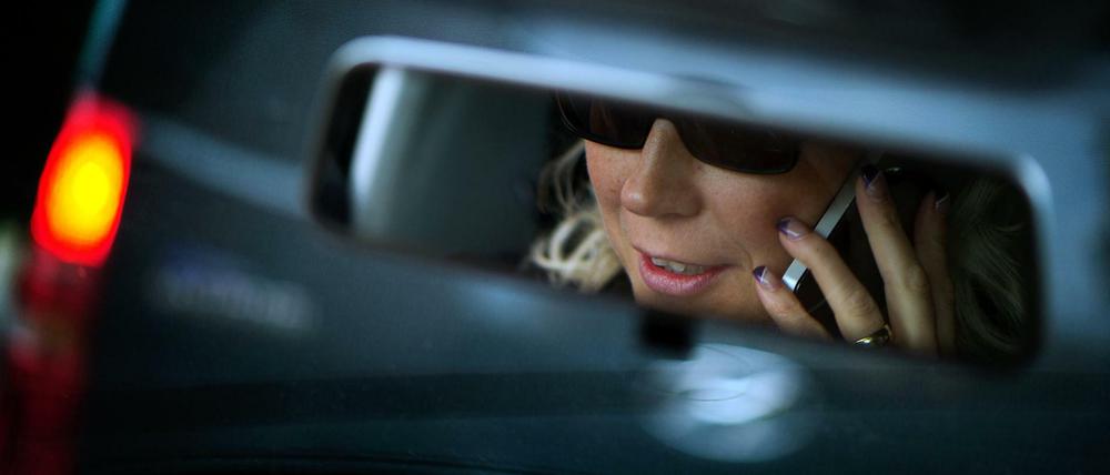 Wer beim Autofahren mit dem Handy am Ohr telefoniert, fährt laut Studien so riskant wie ein Betrunkener.