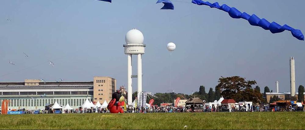 Schwebend über dem Feld. Die Bürgerinitiative "100 Prozent Tempelhof" möchte, dass das Flughafengelände so bleibt, wie es ist.