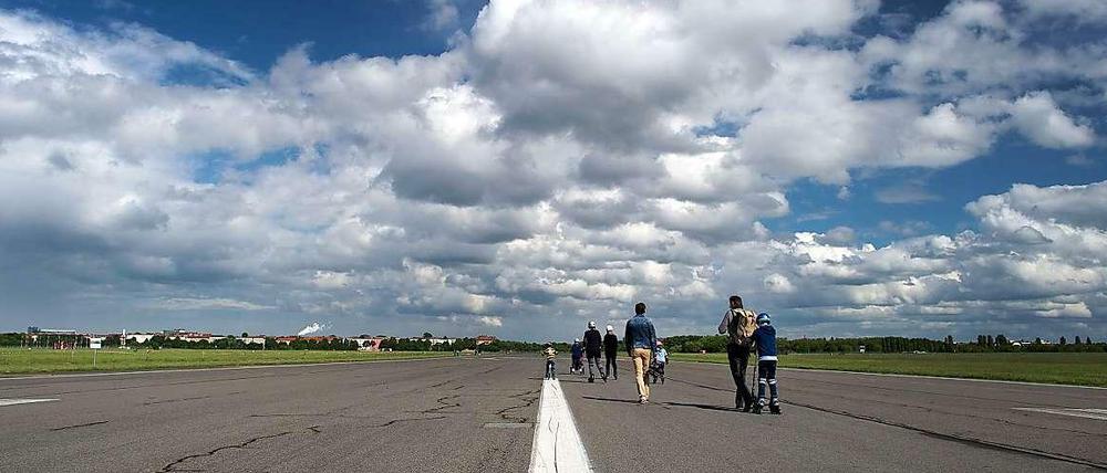 Spaziergänger auf dem Tempelhofer Feld.
