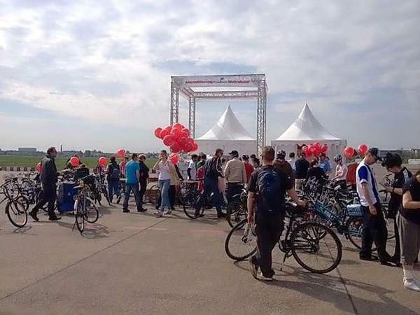 Die ersten Teilnehmer am Weltrekordversuch treffen am Tempelhofer Feld ein.