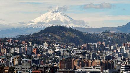 Quito statt Berlin. Dieses Panorama auf den Cotopaxi Vulkan kann der Regierende ab Freitag vielleicht bewundern. (Archivbild)