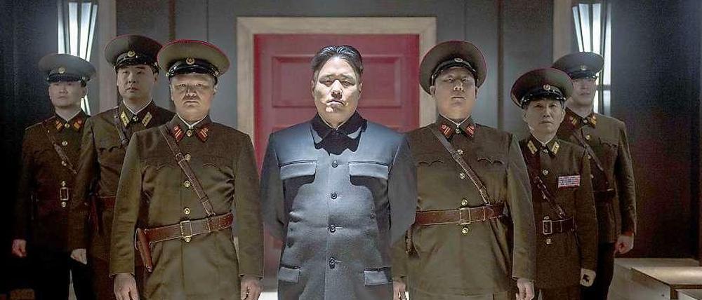 Eine Szene des Films "The Interview" zeigt den Nordkoreanischen Diktator Kim Jong-un mit seinen Ministern.