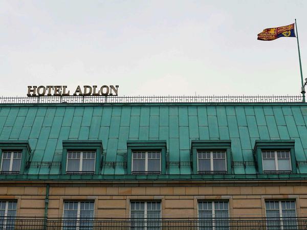 Die Fahne der Queen weht auf dem Dach des Hotel Adlon.