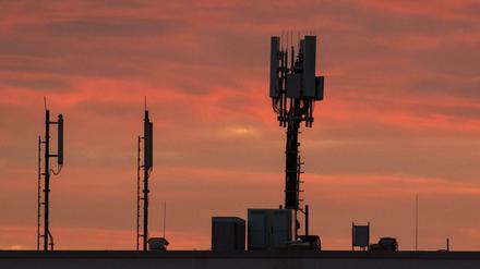 Mobilfunkmasten in Berlin: Die drei großen Funknetzbetreiber in der Stadt rüsten für die 5G-Technologie etwa 1000 Mobilfunkstandorte neu aus oder stellen neue Masten auf.