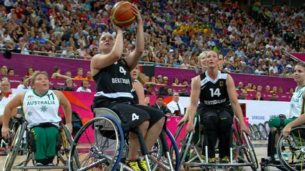 Ran an den Korb! Das Rollstuhlbasketballteam Deutschland (GER) der Frauen gewinnt hier mit 58-44 die Goldmedaille im Finale gegen Australien (AUS); fotografiert in der North Greenwich Arena NGA bei den London 2012 Paralympics in Großbritannien.