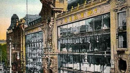 Glaspalast. Die kolorierte Postkarte zeigt das Warenhaus Tietz in der Leipziger Straße kurz nach der Eröffnung 1900. Das Dach zierten eine Weltkugel und Hermes, der Gott der Händler.